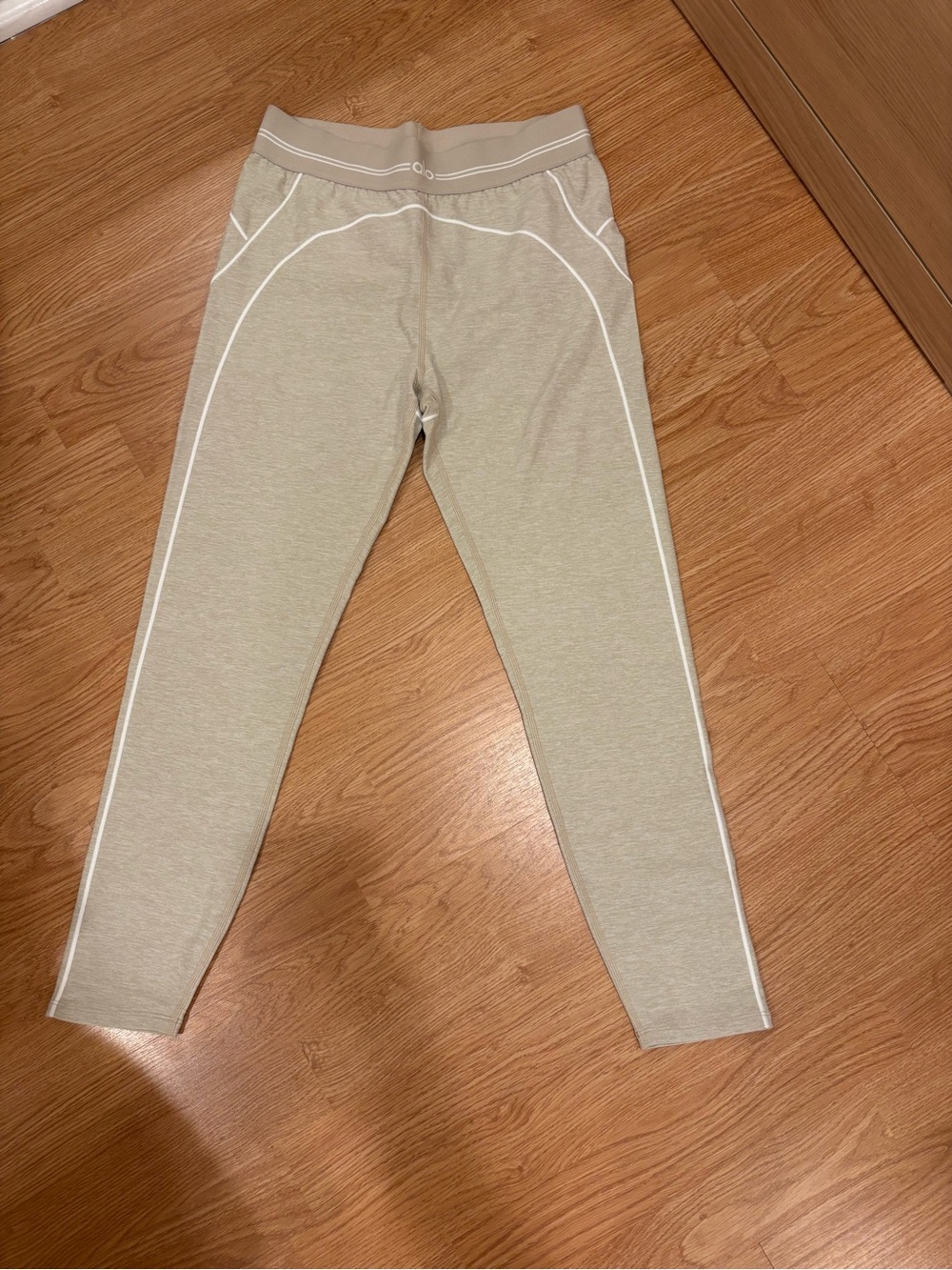 ALO Yoga Beige Leggings with White Piping